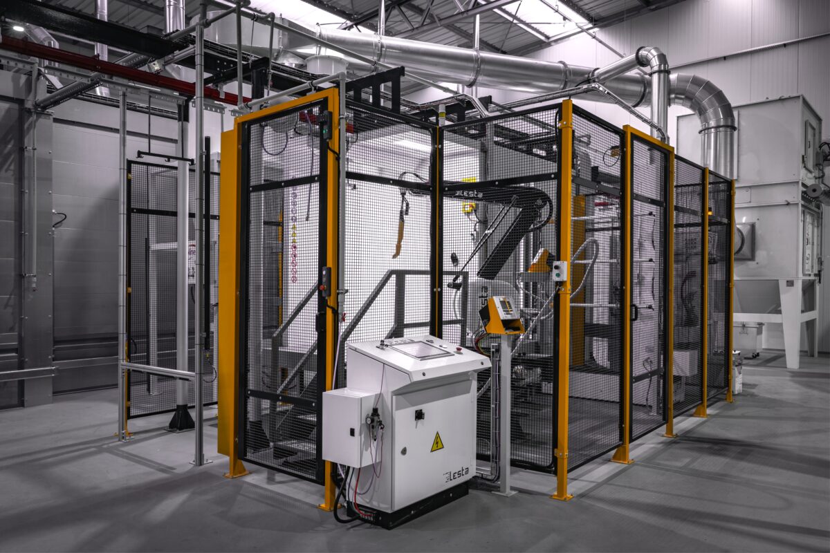 Robot lakierniczy pracujący w kabinie proszkowej