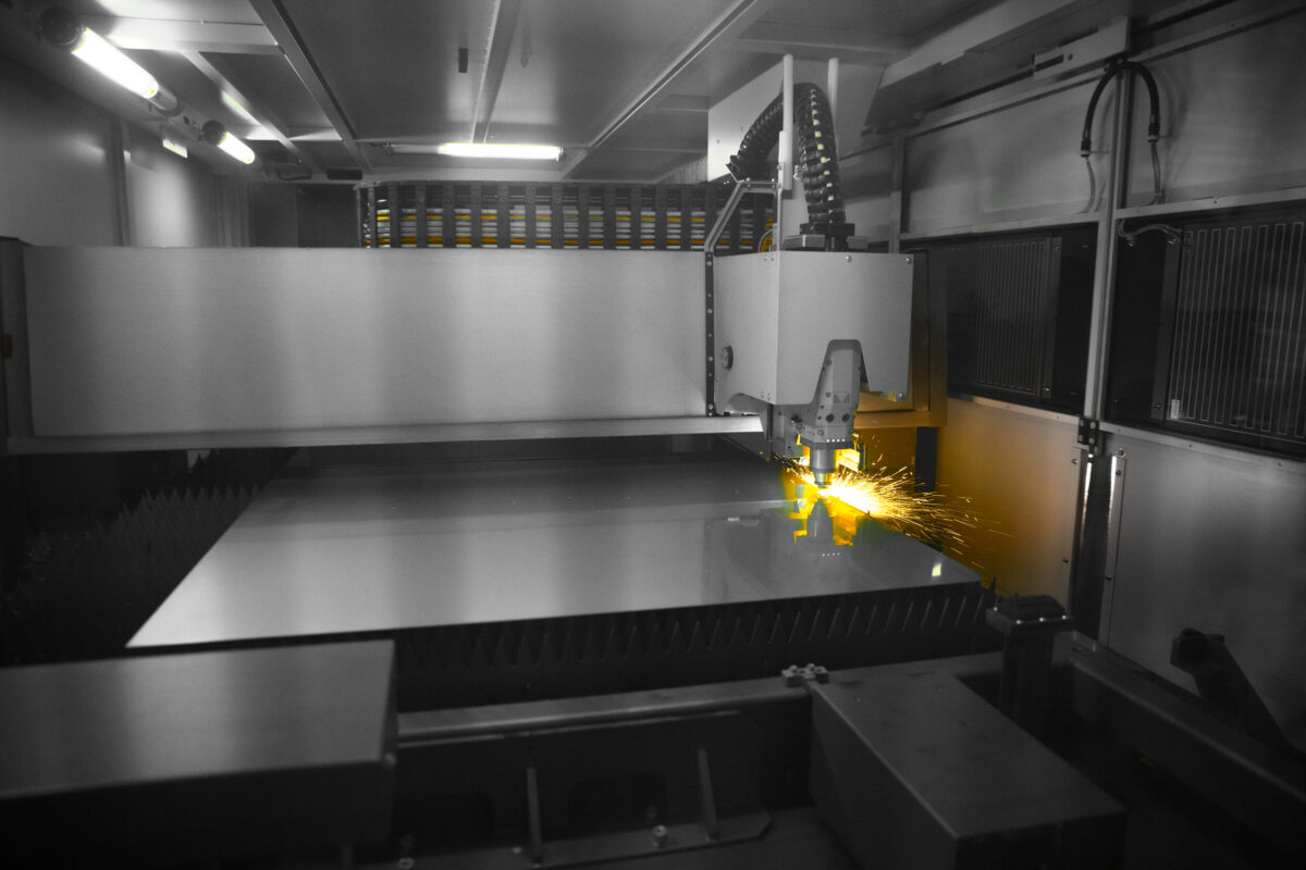 Nowoczesna maszyna do cięcia laserem wykorzystywana w Ecoline