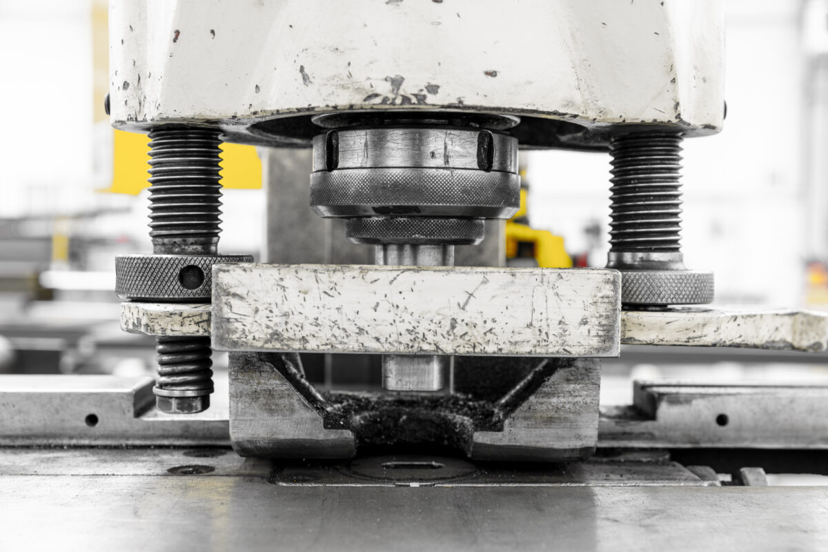 Wykonywania otworów przy użyciu nowoczesnych nożyc hydraulicznych