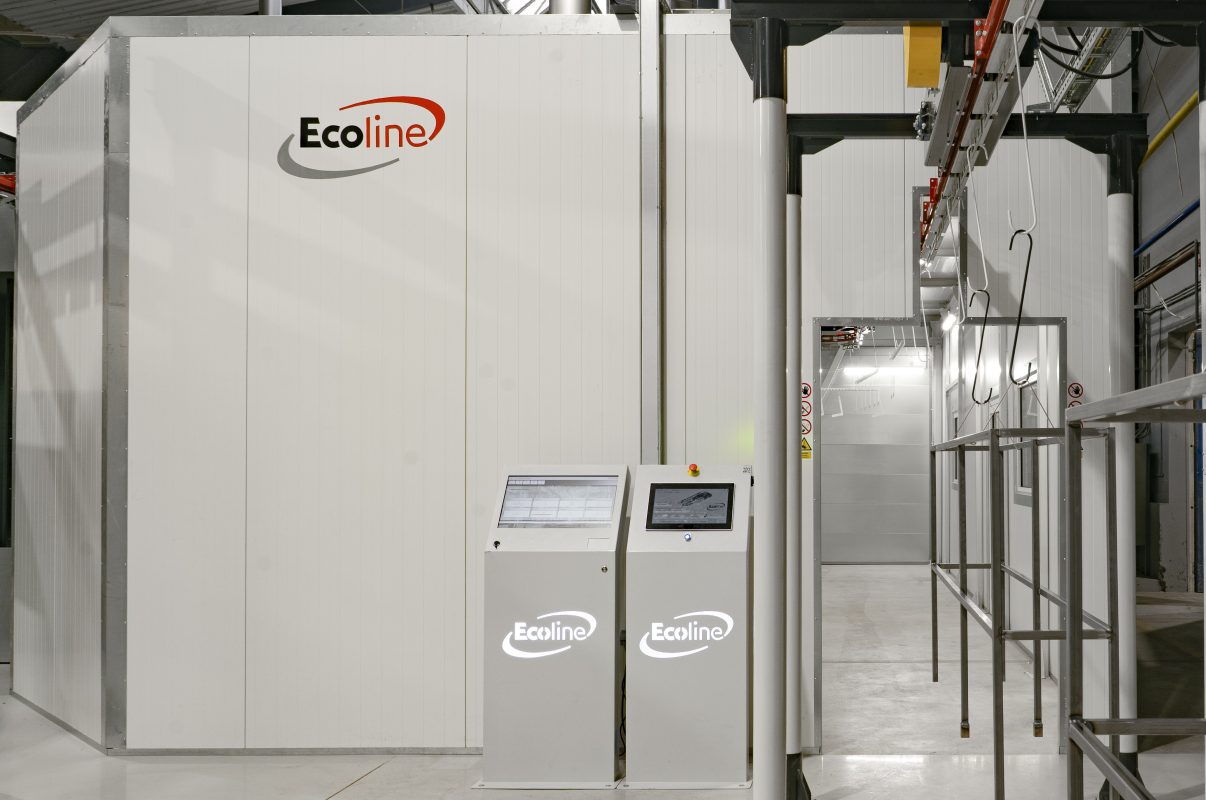 Komora lakiernicza Ecoline z panelem operatorskim – strefa procesu malowania
