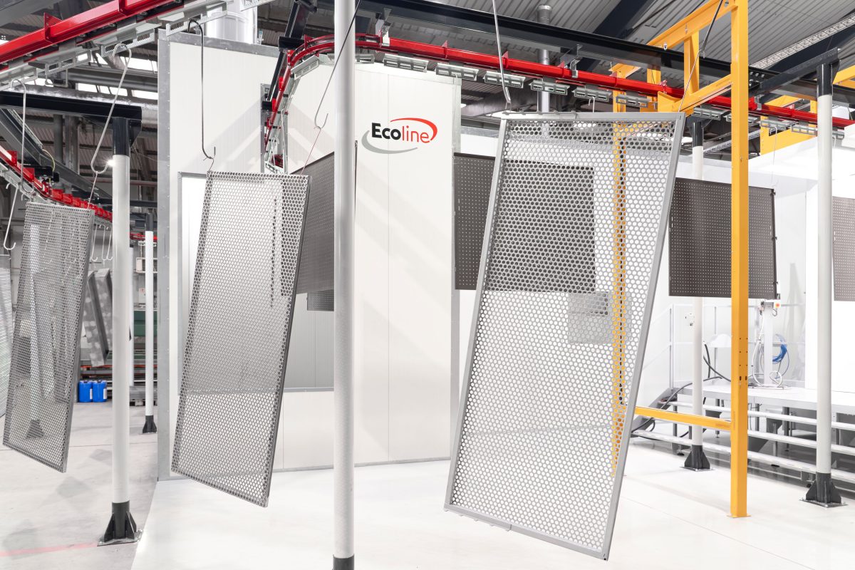 Strefa lakierowania – detale na zawieszkach w komorze lakierniczej Ecoline